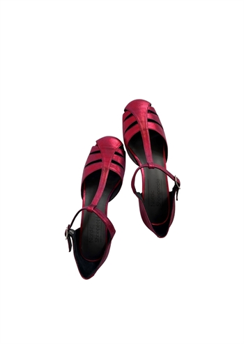 Metallisk rød sko med spænde fra Nordic ShoePeople